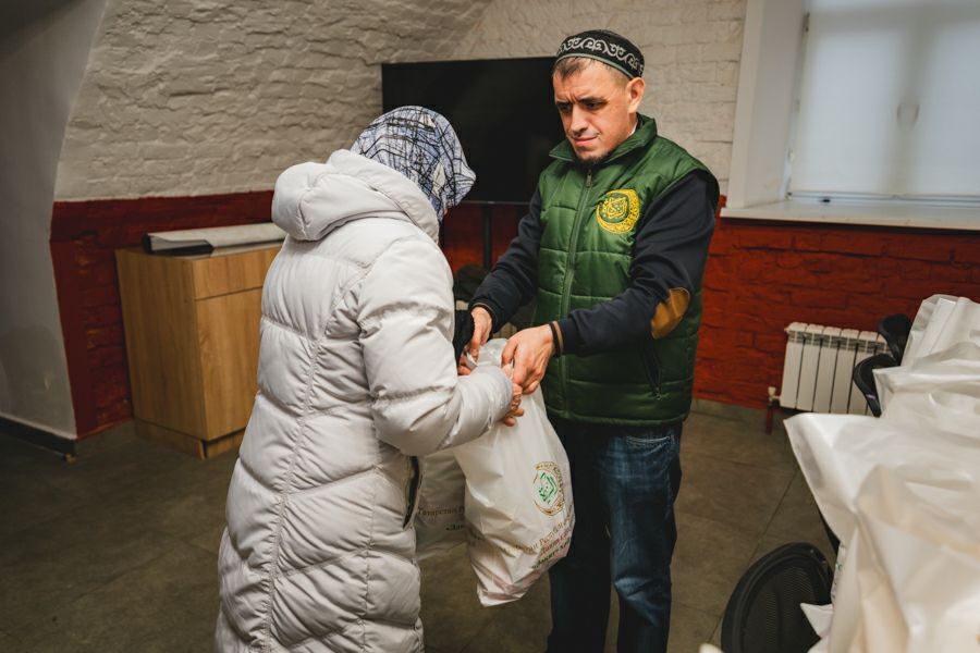 Раздача продуктовых наборов нуждающимся семьям