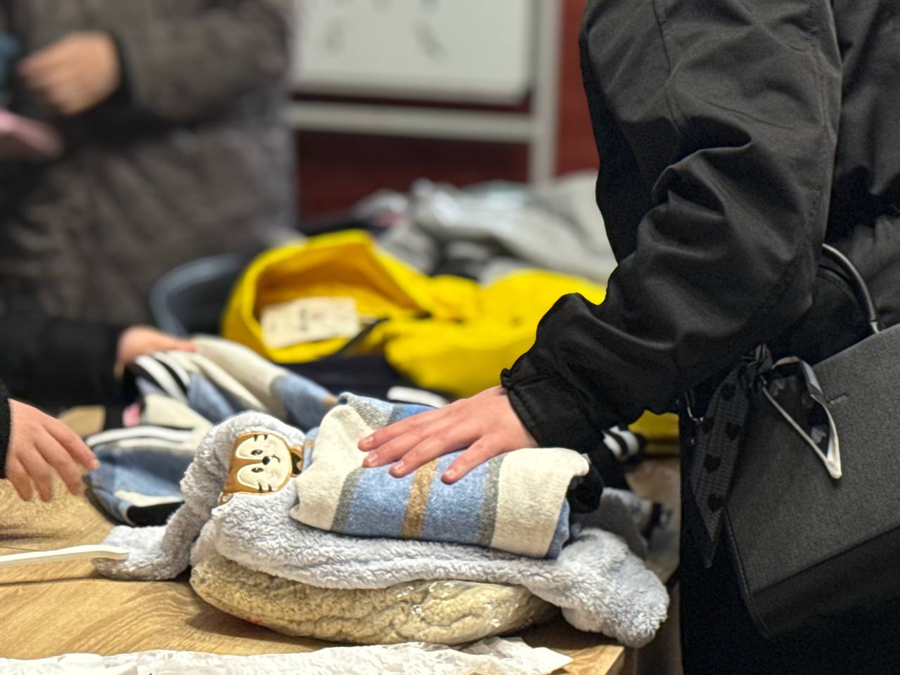 Раздача одежды нуждающимся семьям