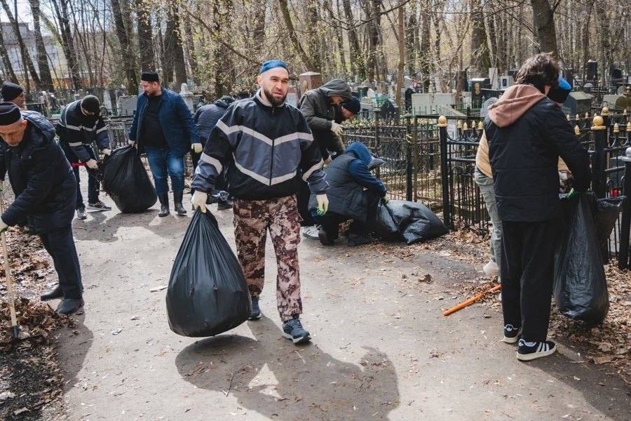 Фонда «Закят» ДУМ РТ принял участие в субботнике на Ново-Татарском кладбище Казани